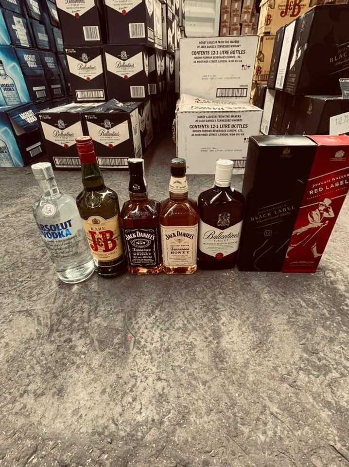 قد تكون صورة لـ ‏‏مشروب‏ و‏منظر داخلي‏‏