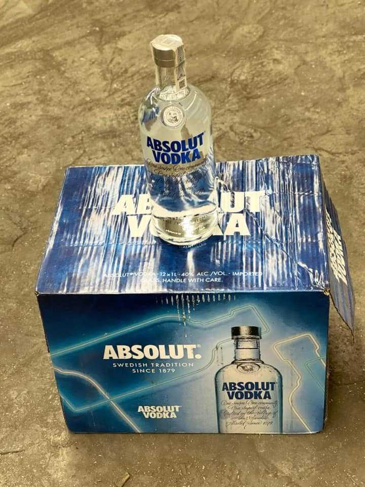 قد تكون صورة لـ ‏زجاجة‏