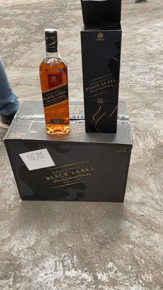 قد تكون صورة لـ ‏‏مشروب‏ و‏منظر داخلي‏‏