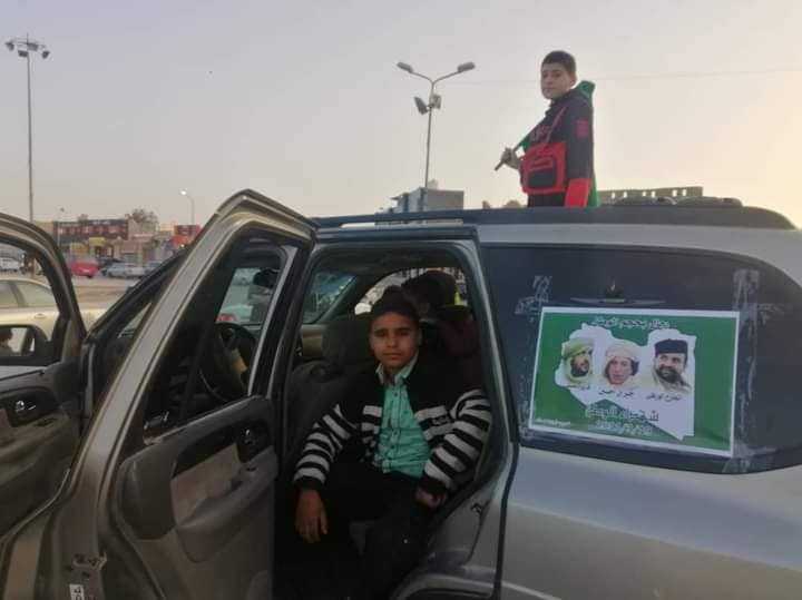 قد تكون صورة لـ ‏‏‏‏٢‏ شخصان‏، ‏‏أشخاص يقفون‏، ‏سيارة‏‏‏ و‏سماء‏‏