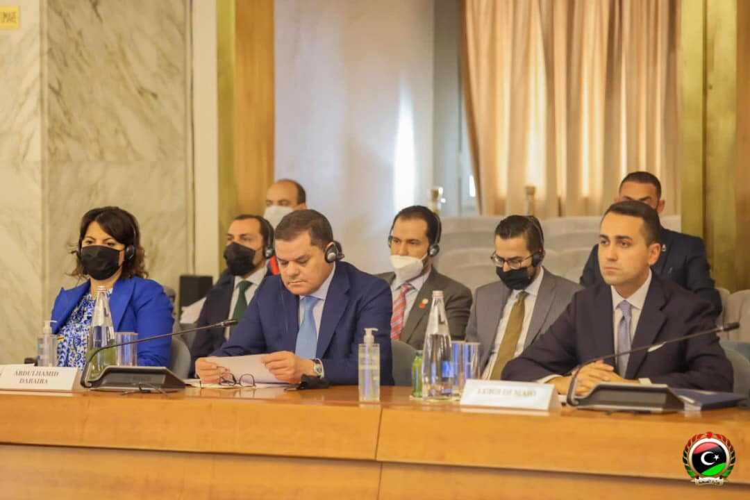 قد تكون صورة لـ ٣ أشخاص، أشخاص يجلسون، أشخاص يقفون، بدلة ومنظر داخلي