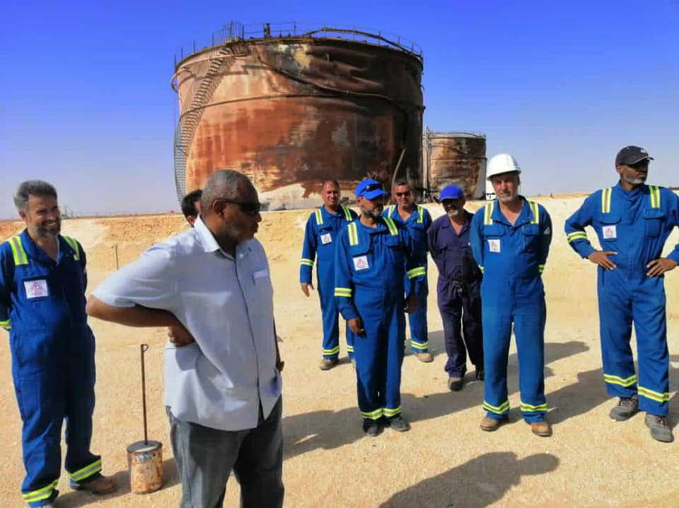 قد تكون صورة لـ ‏‏‏‏٢‏ شخصان‏، ‏أشخاص يقفون‏‏ و‏نشاطات في أماكن مفتوحة‏‏