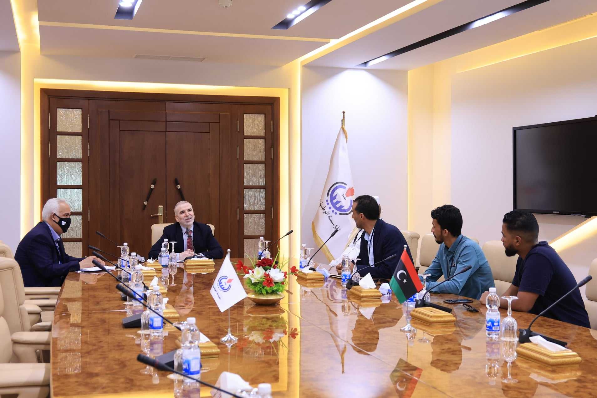 قد تكون صورة لـ ٢ شخصان، أشخاص يقفون، أشخاص يجلسون، مكتب ومنظر داخلي