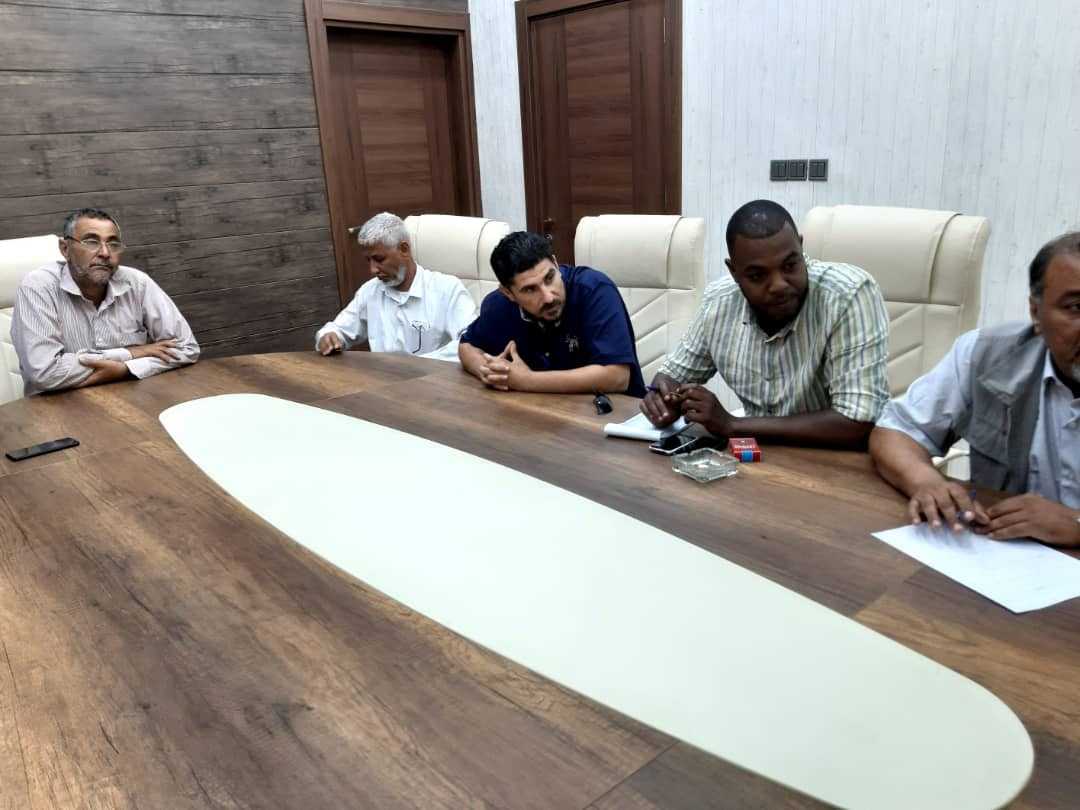 قد تكون صورة لـ ٣ أشخاص ومنظر داخلي