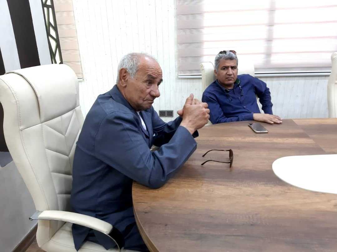 قد تكون صورة لـ ٢ شخصان، أشخاص يجلسون ومنظر داخلي