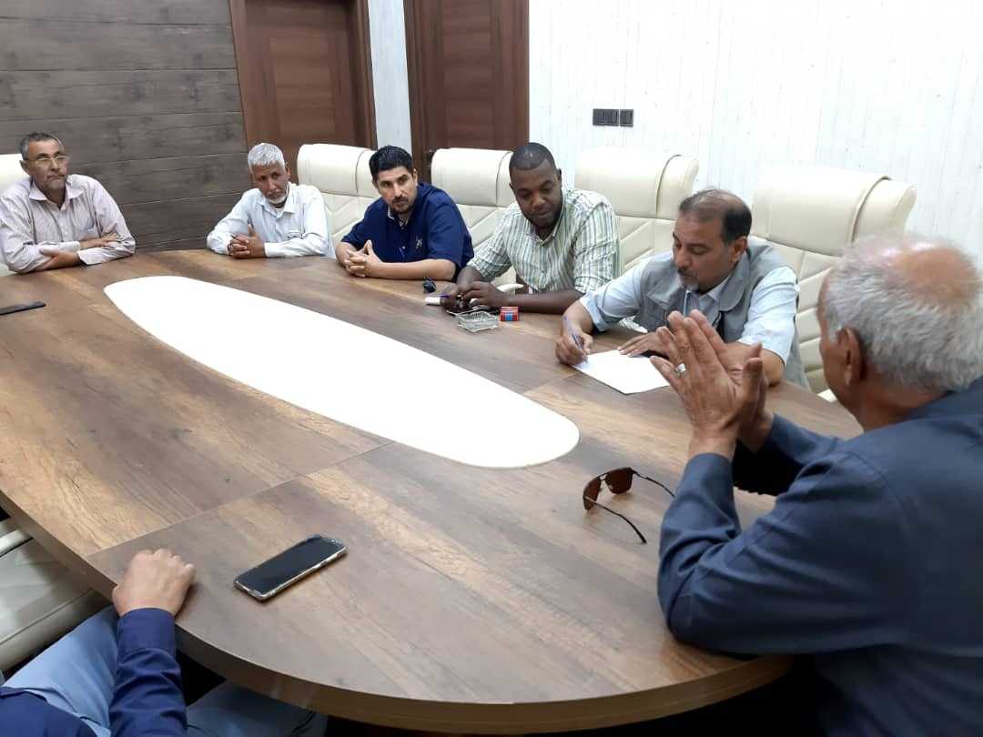 قد تكون صورة لـ ٥ أشخاص، أشخاص يجلسون ومنظر داخلي