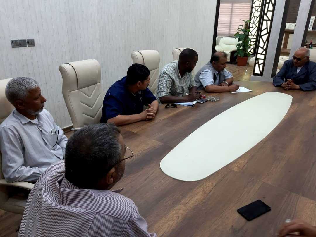 قد تكون صورة لـ ٢ شخصان ومنظر داخلي