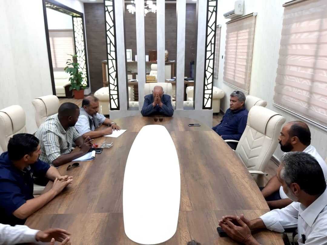 قد تكون صورة لـ ٣ أشخاص، طاولة ومنظر داخلي