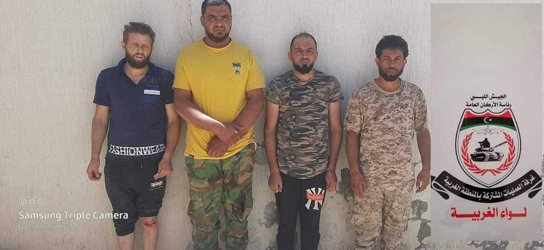 قد تكون صورة لـ ٤ أشخاص، أشخاص يقفون وزي عسكري