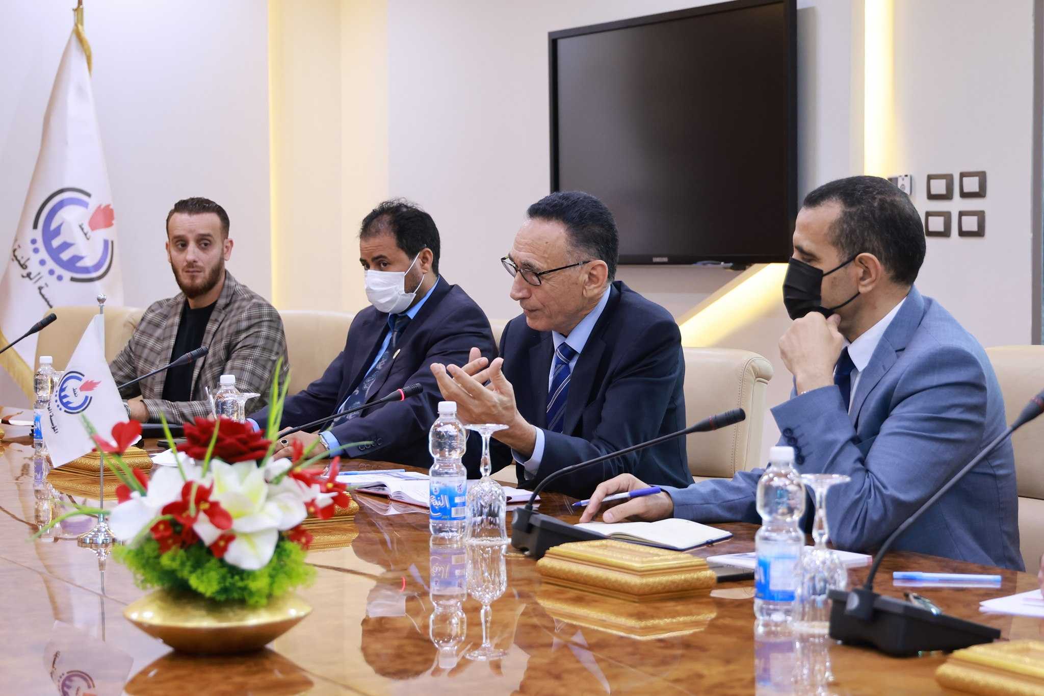 قد تكون صورة لـ ‏‏‏شخص واحد‏، ‏‏وقوف‏، ‏جلوس‏‏‏ و‏منظر داخلي‏‏