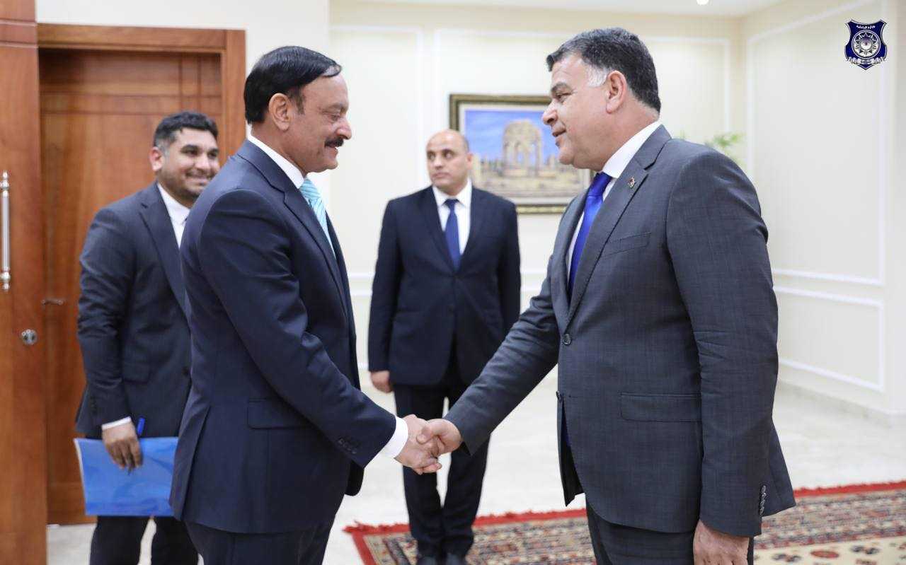 قد تكون صورة لـ ‏‏‏‏٤‏ أشخاص‏، ‏‏أشخاص يقفون‏، ‏أشخاص يجلسون‏‏‏ و‏بدلة‏‏