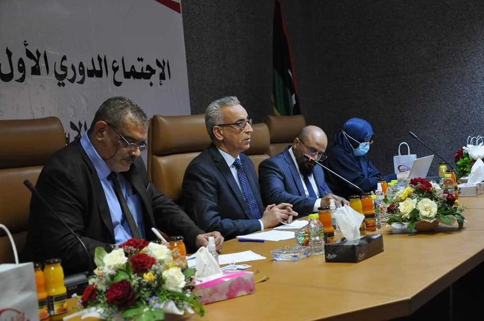 قد تكون صورة لـ ‏‏شخص واحد‏ و‏جلوس‏‏