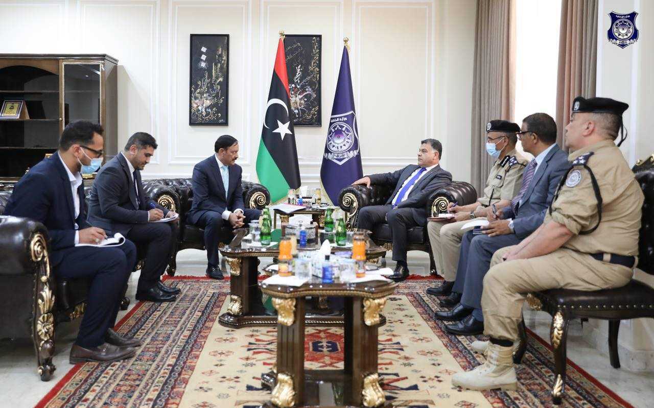 قد تكون صورة لـ ‏‏‏‏٢‏ شخصان‏، ‏أشخاص يقفون‏‏ و‏أشخاص يجلسون‏‏