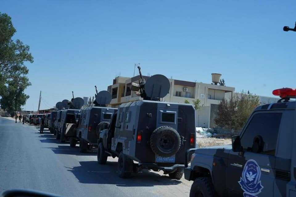 قد تكون صورة لـ جيب وطريق