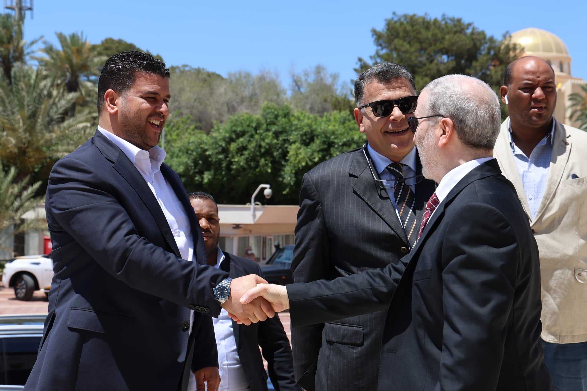 قد تكون صورة لـ ‏‏‏‏٣‏ أشخاص‏، ‏‏أشخاص يقفون‏، ‏بدلة‏‏‏ و‏نشاطات في أماكن مفتوحة‏‏