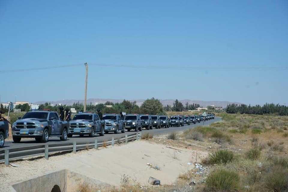 قد تكون صورة لـ طريق وسماء