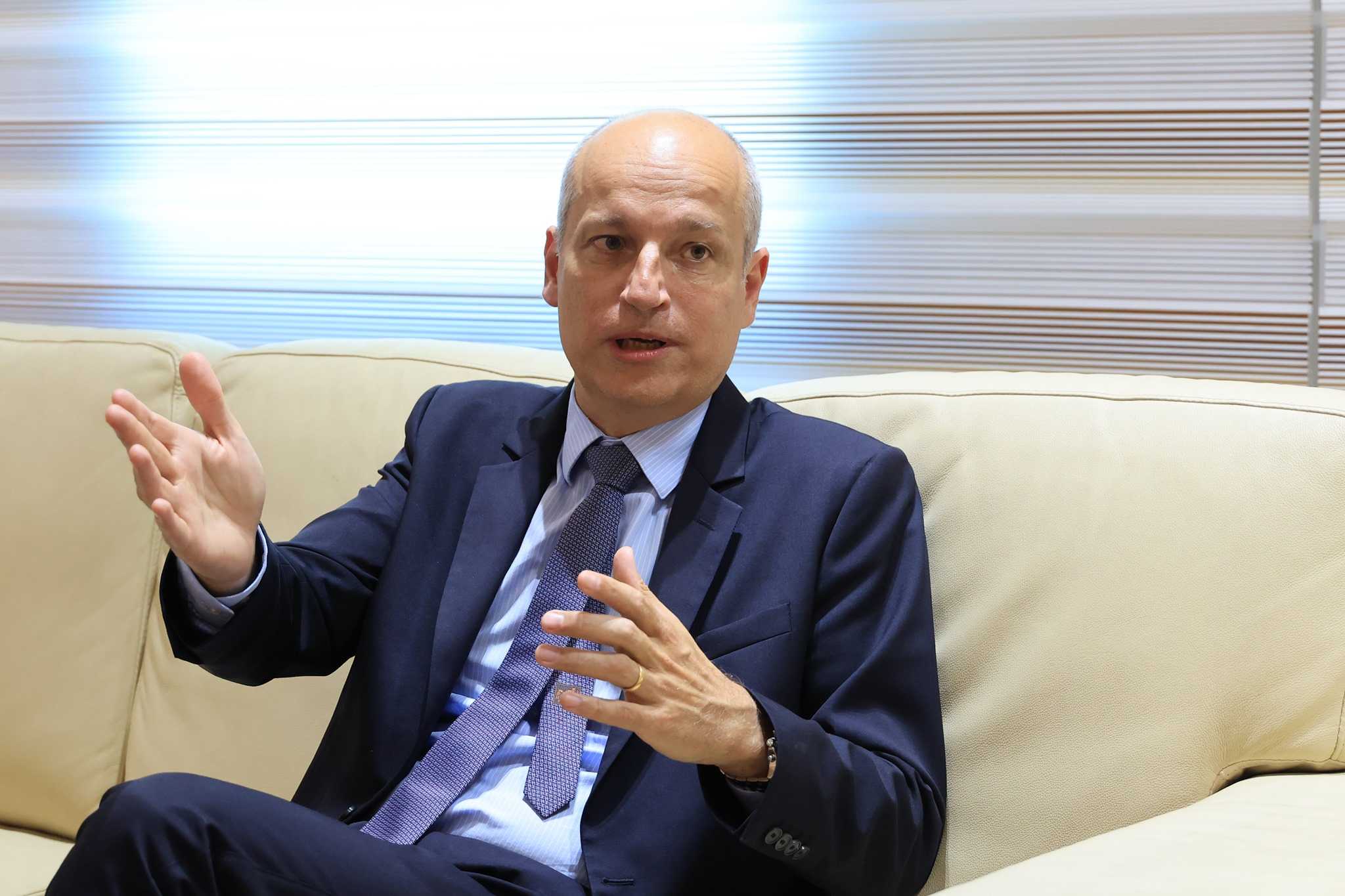 قد تكون صورة لـ ‏‏‏‏شخص واحد‏، ‏جلوس‏‏، ‏‏ساعة يد‏، ‏بدلة‏‏‏ و‏منظر داخلي‏‏