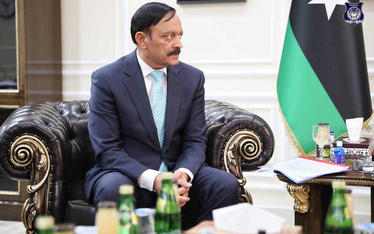 قد تكون صورة لـ ‏‏‏شخص واحد‏، ‏جلوس‏‏ و‏بدلة‏‏