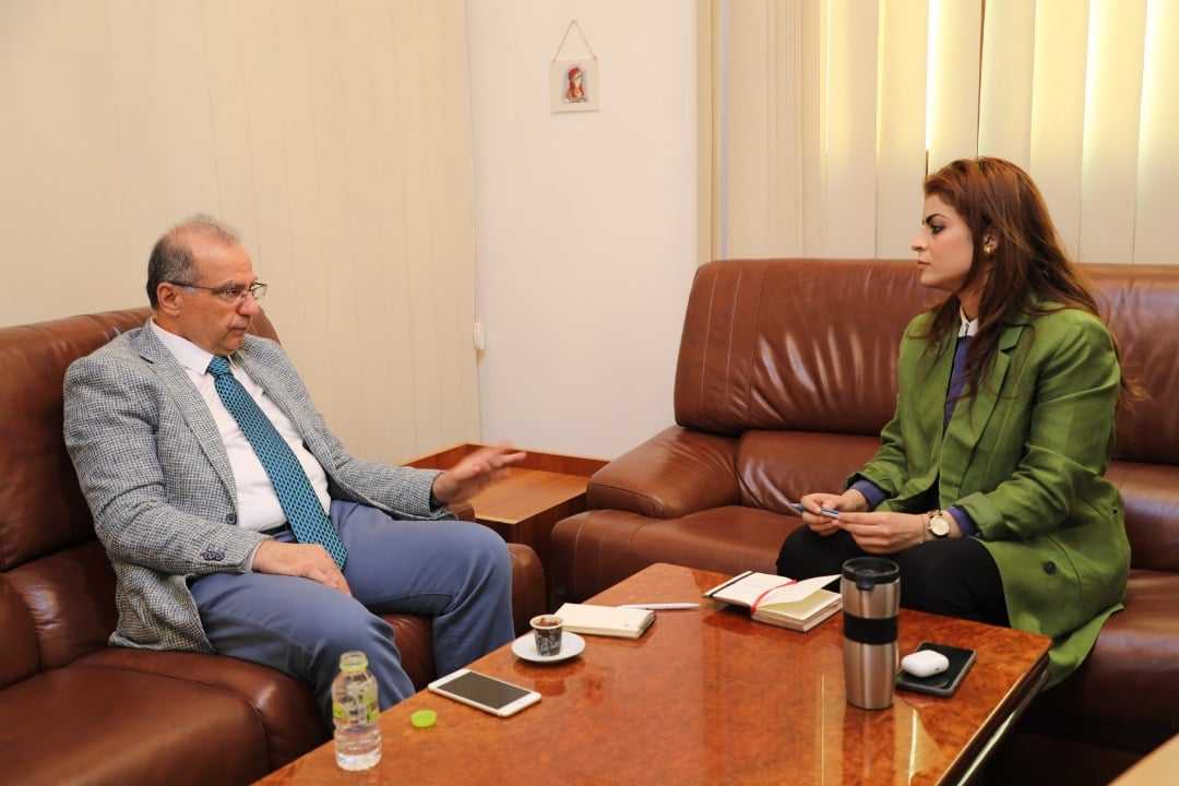 قد تكون صورة لـ شخص واحد، جلوس ومنظر داخلي