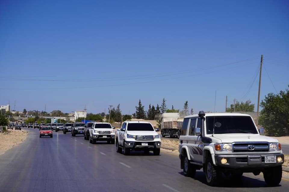 قد تكون صورة لـ سيارة وطريق