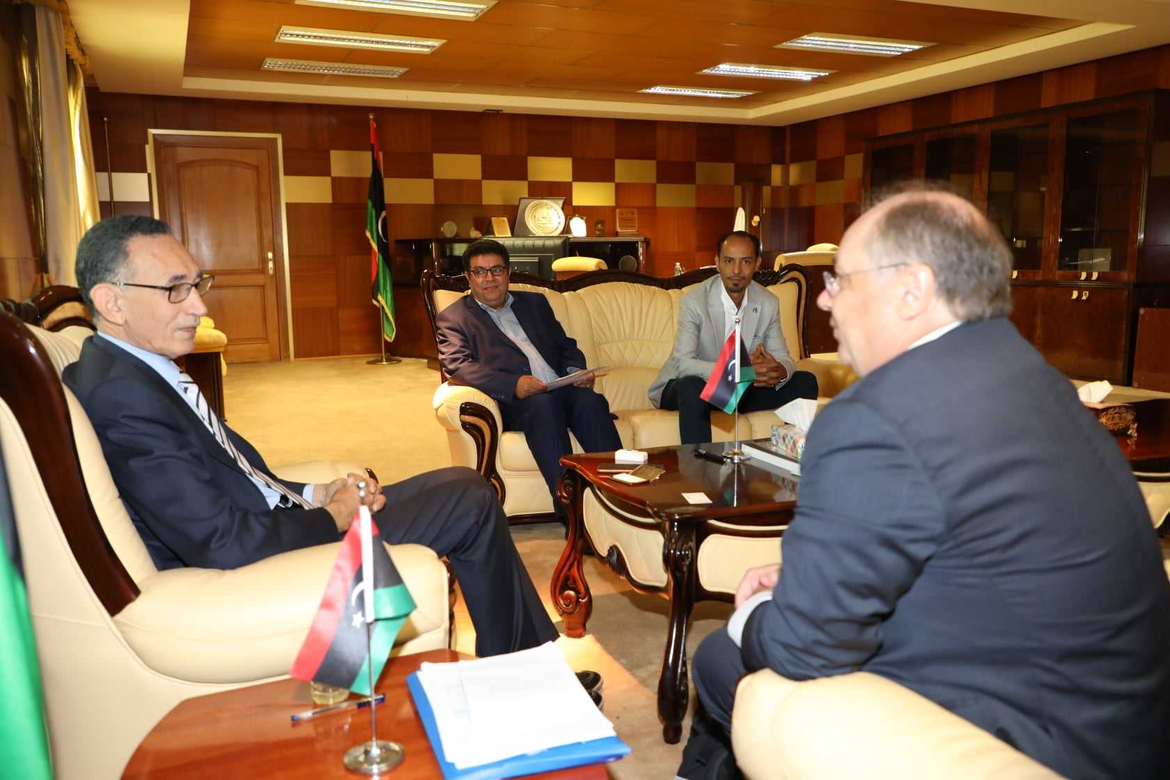 قد تكون صورة لـ ٣ أشخاص، أشخاص يجلسون، أشخاص يقفون ومنظر داخلي