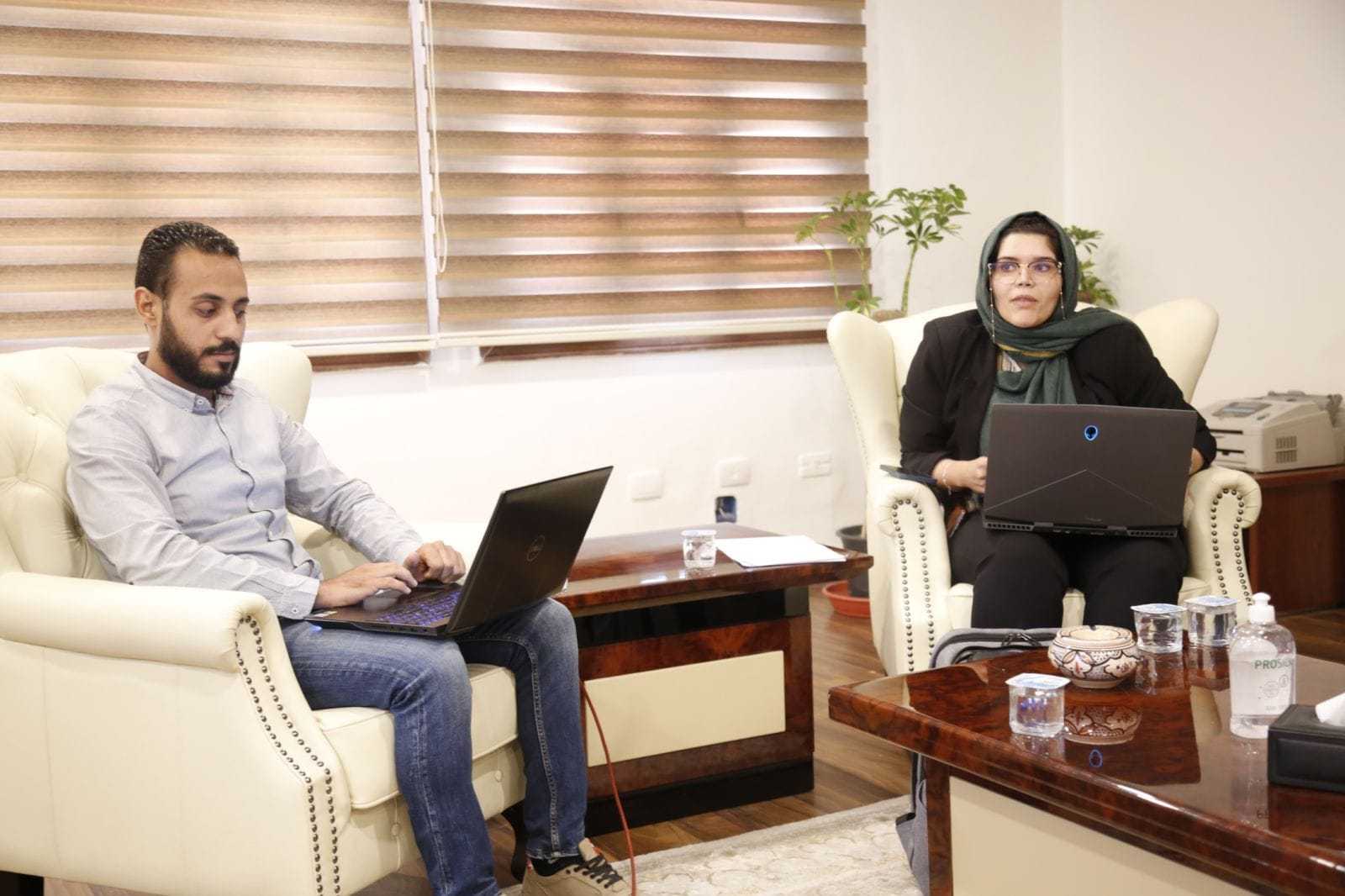 قد تكون صورة لـ ‏‏‏‏‏٢‏ شخصان‏، ‏أشخاص يجلسون‏‏، ‏‏أشخاص يقفون‏، ‏مكتب‏‏‏ و‏منظر داخلي‏‏