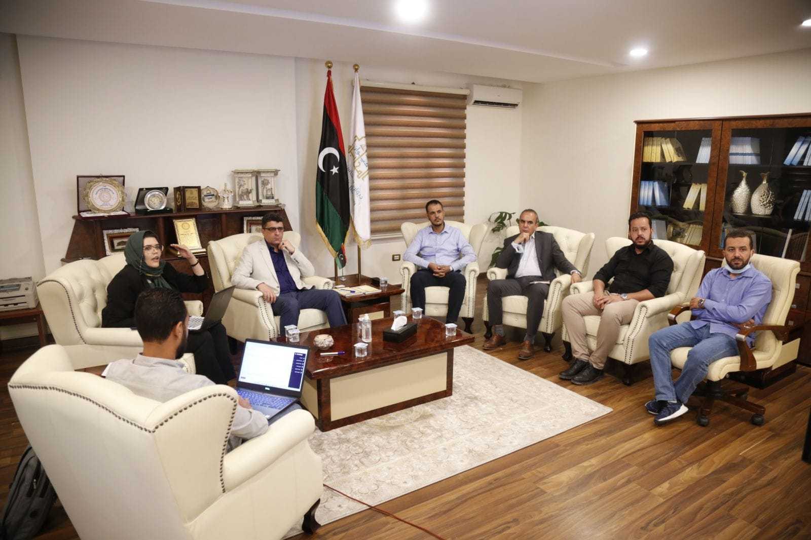 قد تكون صورة لـ ‏‏‏‏٤‏ أشخاص‏، ‏أشخاص يقفون‏‏ و‏مكتب‏‏