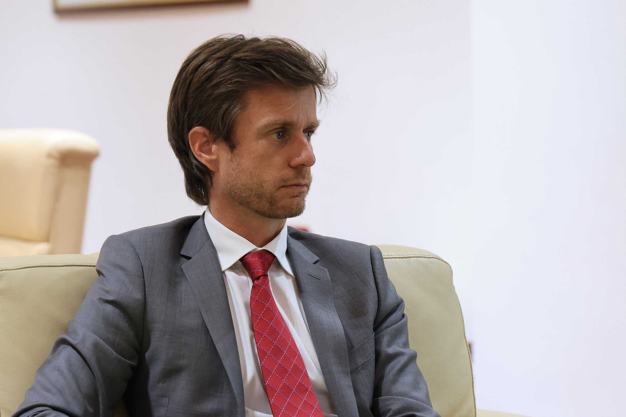 قد تكون صورة لـ ‏‏‏شخص واحد‏، ‏‏لحية‏، ‏بدلة‏‏‏ و‏منظر داخلي‏‏