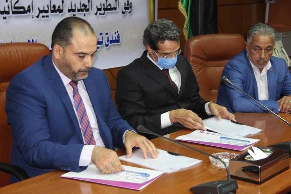 قد تكون صورة لـ ٢ شخصان وأشخاص يجلسون