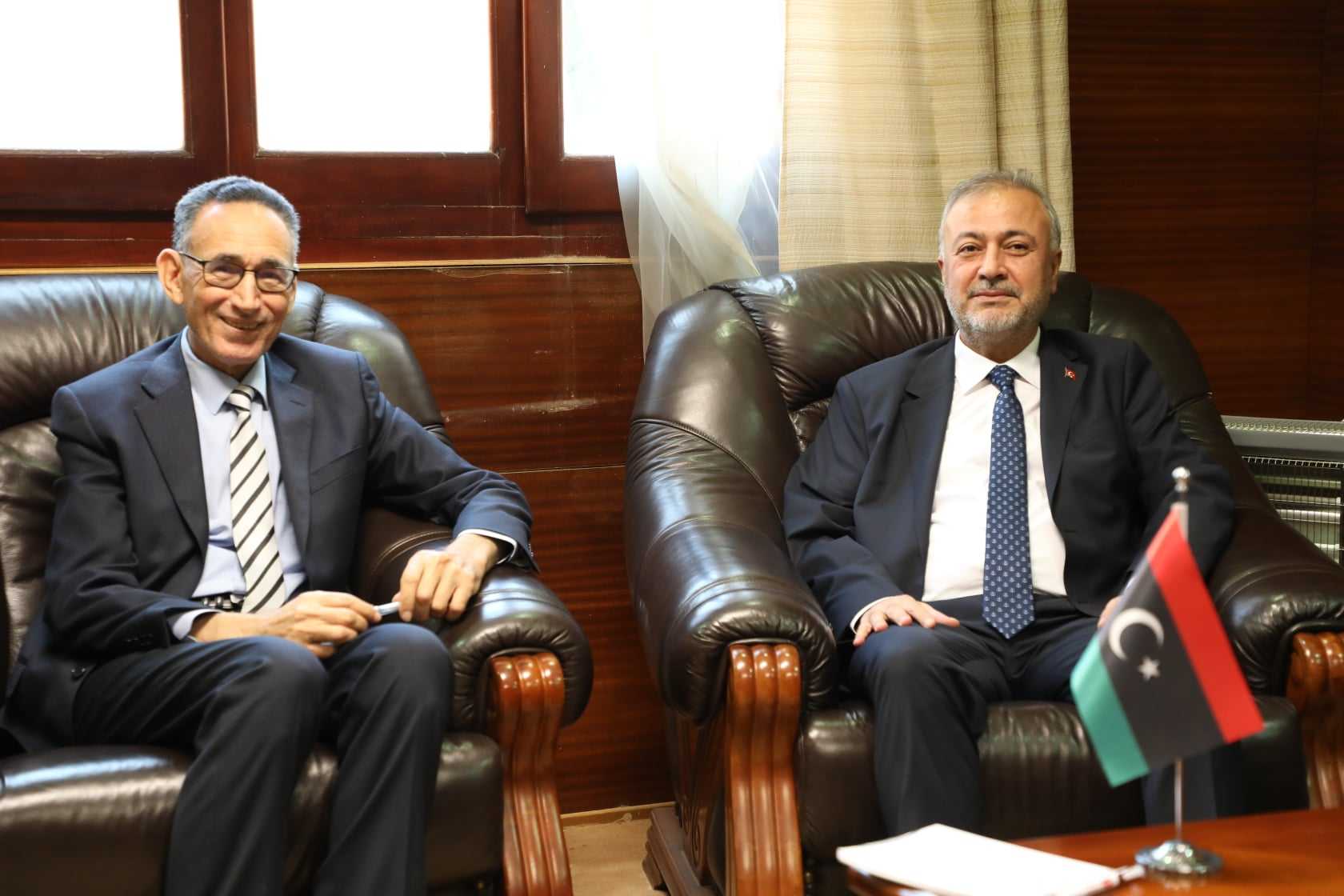 قد تكون صورة لـ ‏‏‏‏٢‏ شخصان‏، ‏‏أشخاص يجلسون‏، ‏بدلة‏‏‏ و‏منظر داخلي‏‏