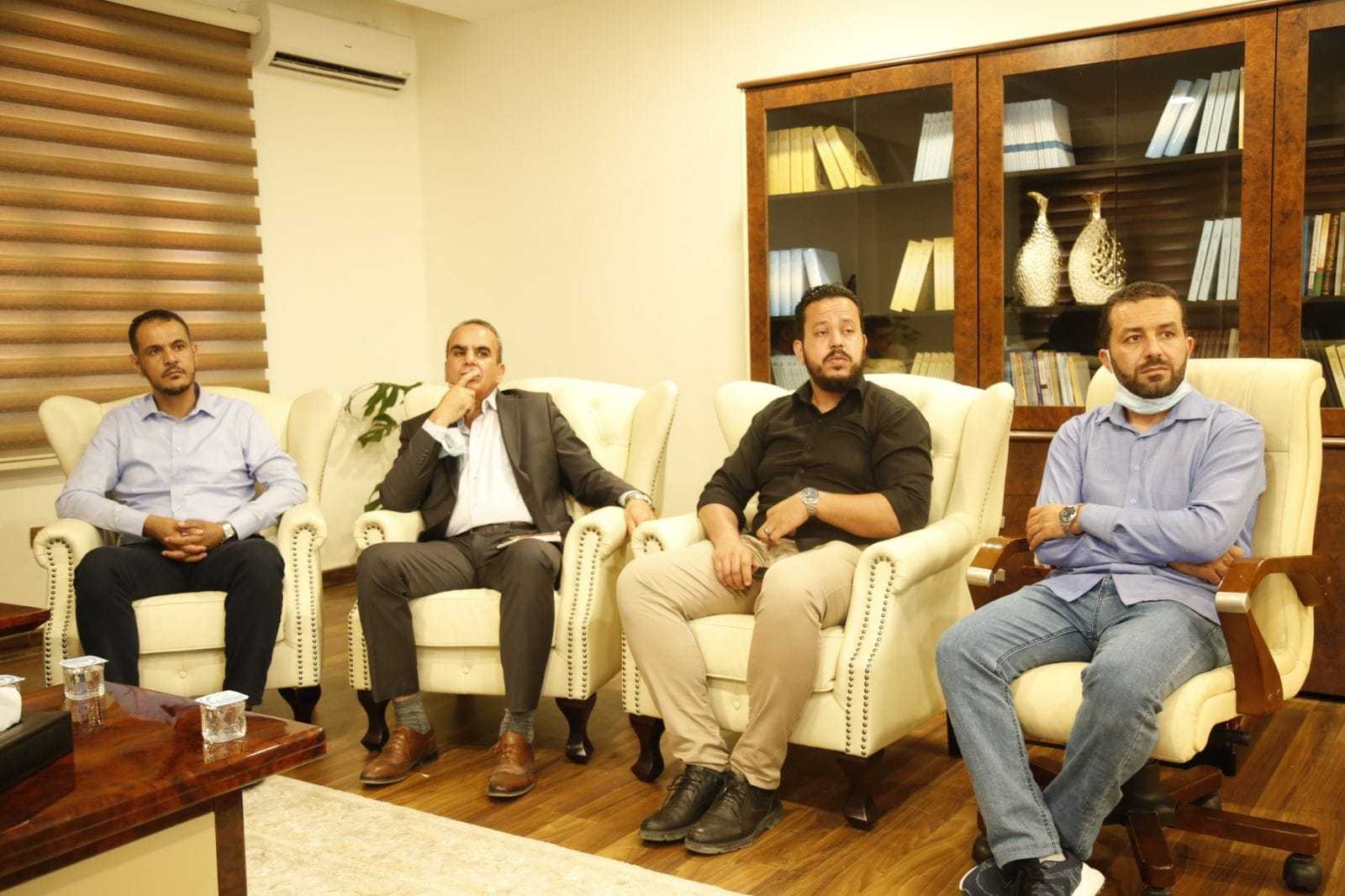 قد تكون صورة لـ ‏‏‏‏٤‏ أشخاص‏، ‏أشخاص يجلسون‏‏ و‏منظر داخلي‏‏