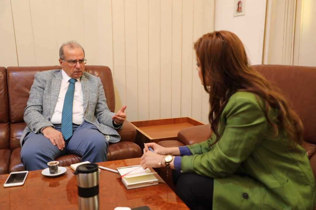 قد تكون صورة لـ شخص واحد، جلوس ومنظر داخلي