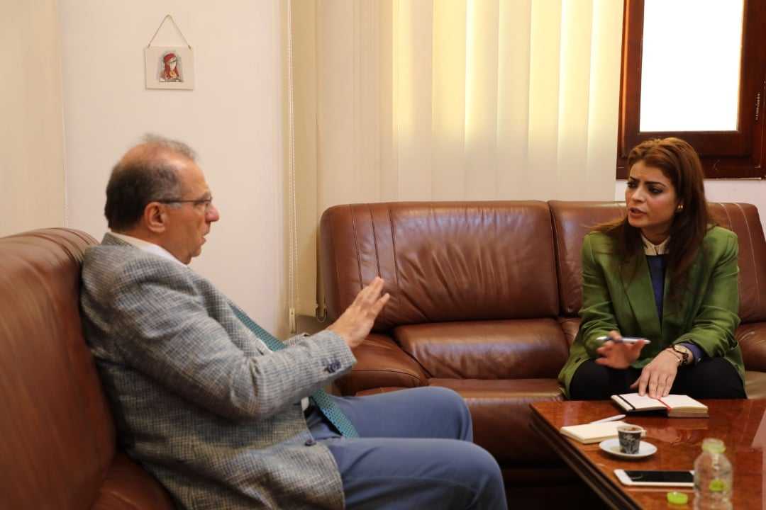 قد تكون صورة لـ ٢ شخصان، أشخاص يجلسون ومنظر داخلي