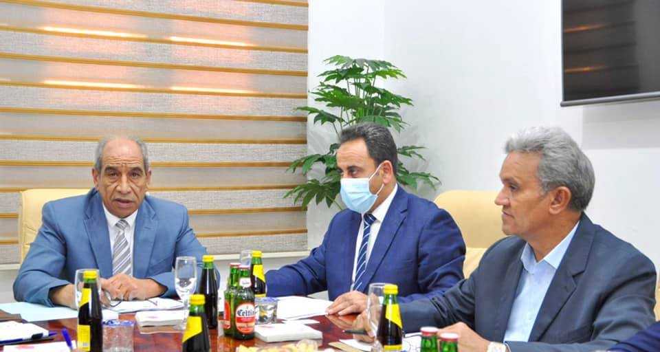 قد تكون صورة لـ ‏‏‏‏٣‏ أشخاص‏، ‏أشخاص يجلسون‏‏ و‏منظر داخلي‏‏