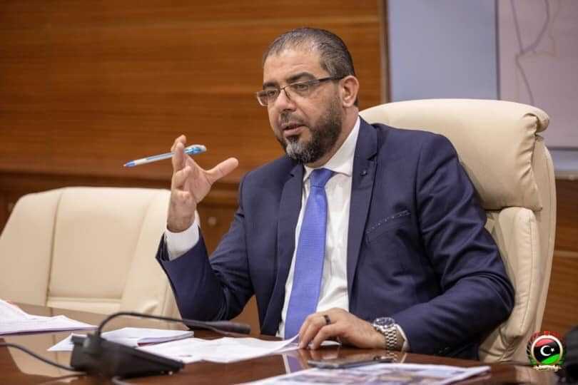 قد تكون صورة لـ ‏‏‏شخص واحد‏، ‏جلوس‏‏ و‏بدلة‏‏