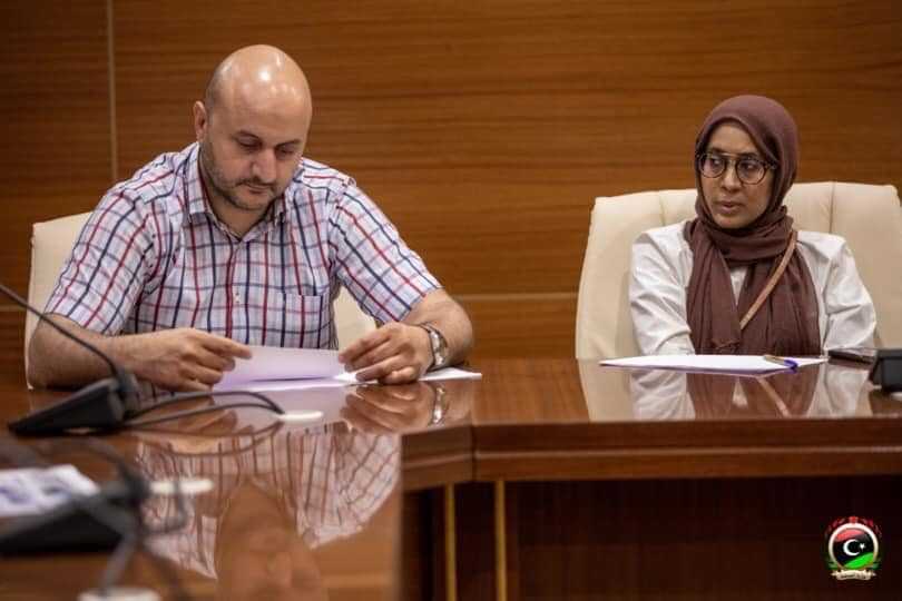 قد تكون صورة لـ ‏‏‏‏٢‏ شخصان‏، ‏‏أشخاص يجلسون‏، ‏أشخاص يقفون‏‏‏ و‏منظر داخلي‏‏