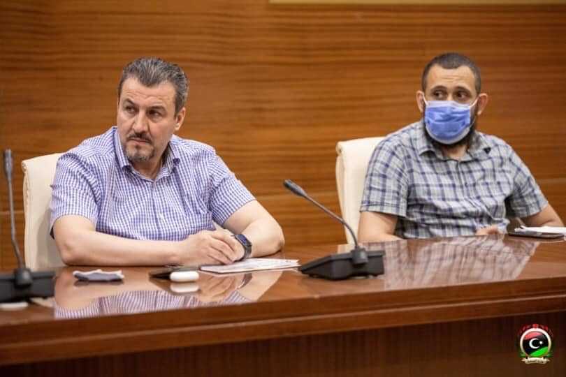 قد تكون صورة لـ ‏‏‏‏٢‏ شخصان‏، ‏أشخاص يجلسون‏‏ و‏أشخاص يقفون‏‏