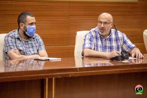 قد تكون صورة لـ ‏‏‏‏٢‏ شخصان‏، ‏أشخاص يجلسون‏‏ و‏أشخاص يقفون‏‏