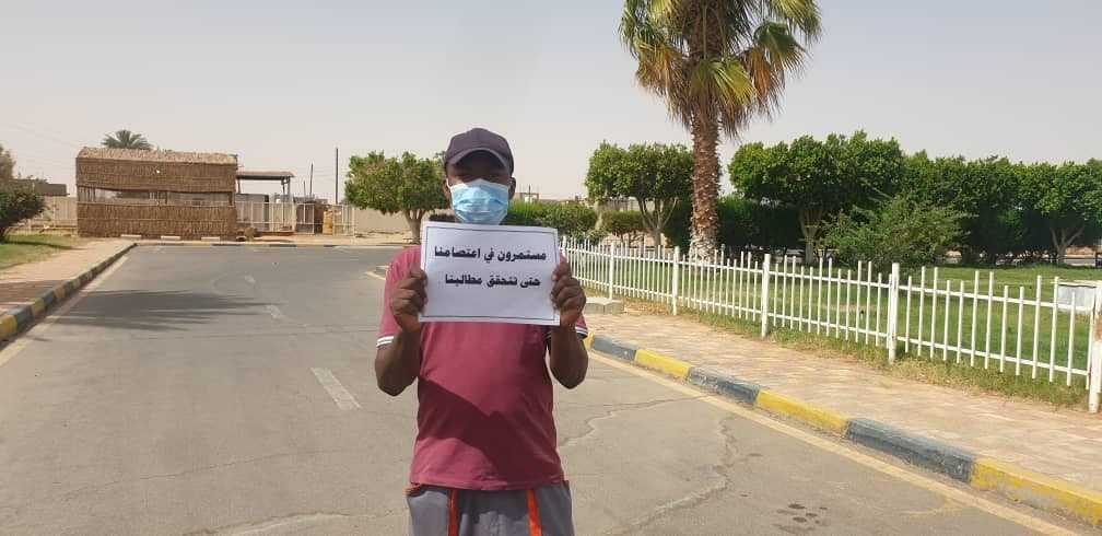 قد تكون صورة لـ شخص أو أكثر، أشخاص يقفون وطريق