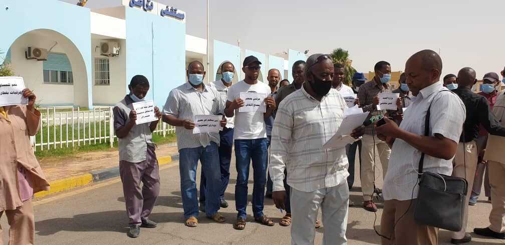 قد تكون صورة لـ شخص أو أكثر، أشخاص يقفون وطريق