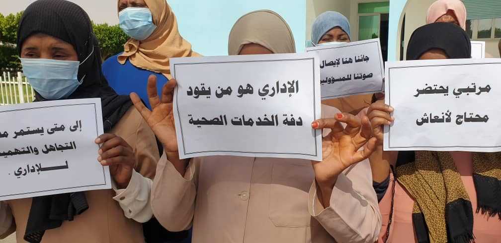 قد تكون صورة لـ شخص أو أكثر ونص مفاده 'جاننا هنا لإيصال صوتنا للمسؤول إلى متی يستمر التجاهل والتهم للاداري الإداري هو من يقود دفة الخدمات الصحية مرتبي يحتضر محتاج لأنعاش'