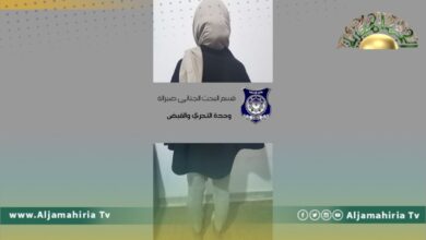 صبراتة: القبض على فتاة شاركت أحد المواطنين بواقعة السطو المسلح بالمدينة